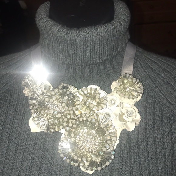 Gorgeous silver floral statement necklace NWT